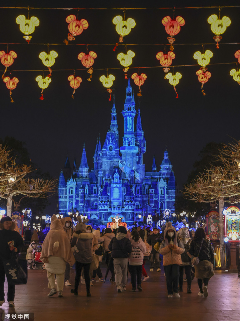 上海迪士尼乐园上演新春庆典灯光秀