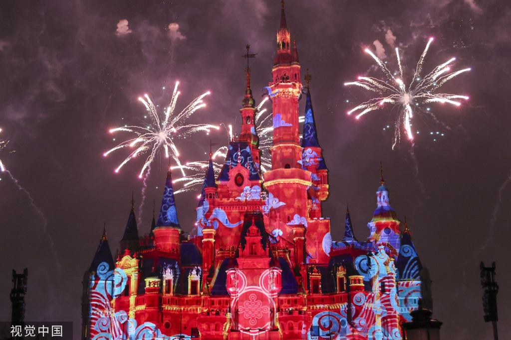 上海迪士尼乐园上演新春庆典灯光秀