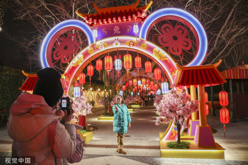 上海迪士尼乐园上演新春庆典灯光秀