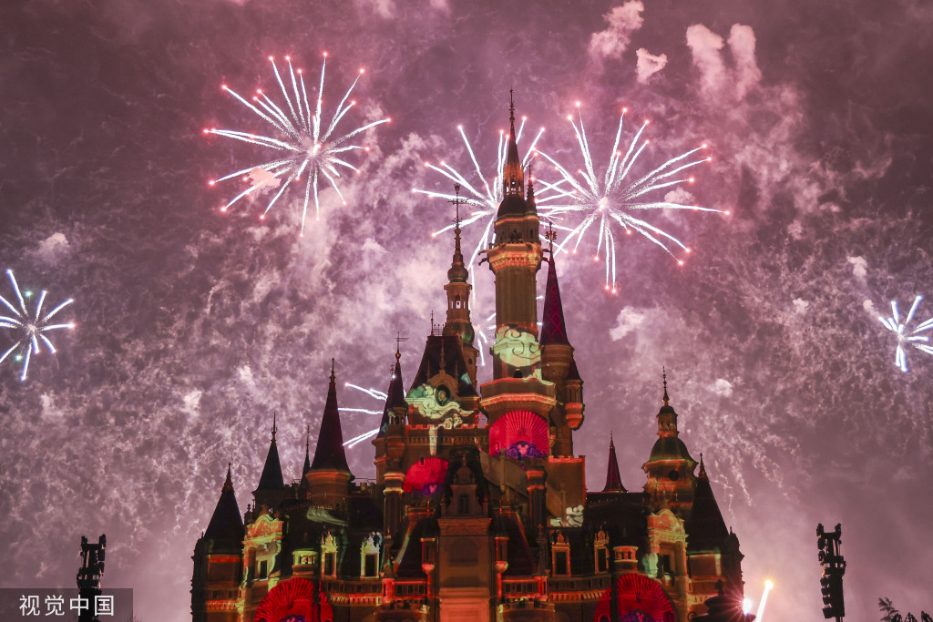 上海迪士尼乐园上演新春庆典灯光秀