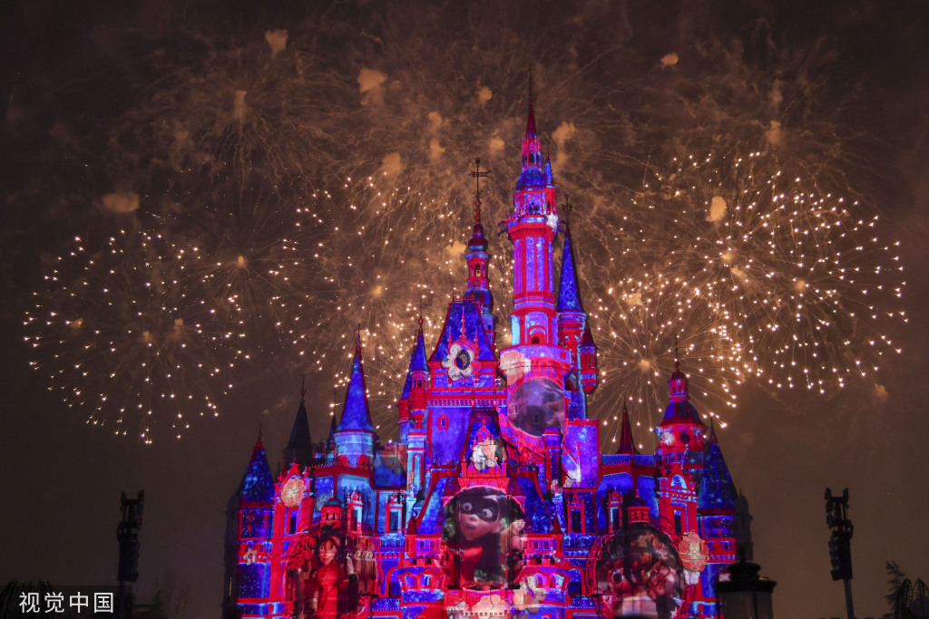 上海迪士尼乐园上演新春庆典灯光秀