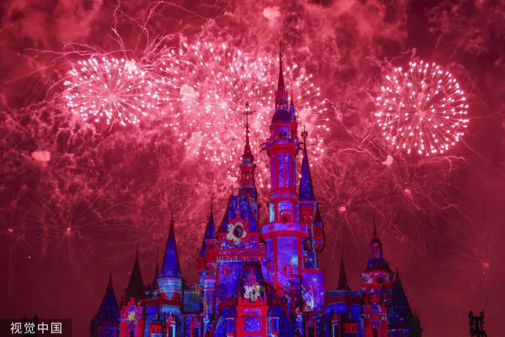上海迪士尼乐园上演新春庆典灯光秀
