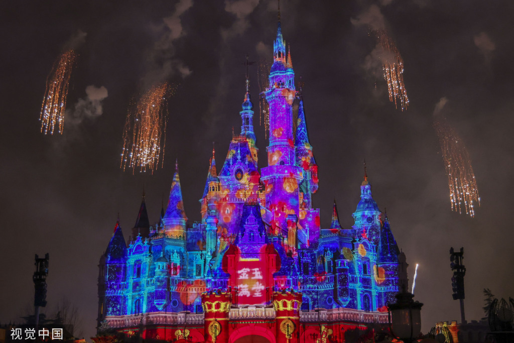 上海迪士尼乐园上演新春庆典灯光秀