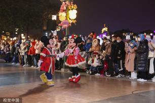 上海迪士尼乐园上演新春庆典灯光秀
