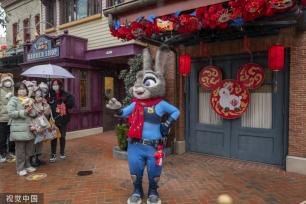 上海迪士尼乐园上演新春庆典灯光秀