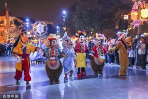 上海迪士尼乐园上演新春庆典灯光秀