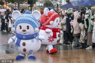 上海迪士尼乐园上演新春庆典灯光秀