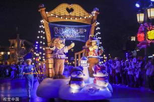 上海迪士尼乐园上演新春庆典灯光秀