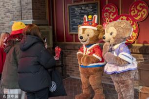 上海迪士尼乐园上演新春庆典灯光秀