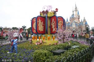 上海迪士尼乐园上演新春庆典灯光秀