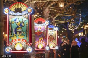 上海迪士尼乐园上演新春庆典灯光秀