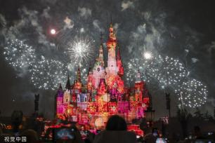 上海迪士尼乐园上演新春庆典灯光秀