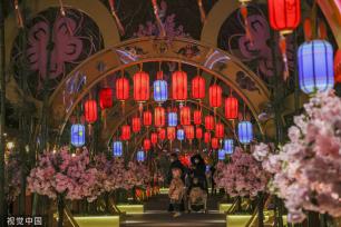 上海迪士尼乐园上演新春庆典灯光秀