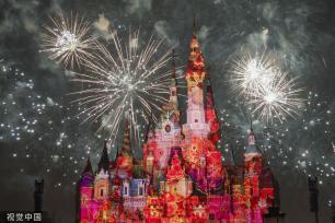 上海迪士尼乐园上演新春庆典灯光秀