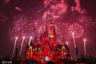 上海迪士尼乐园上演新春庆典灯光秀