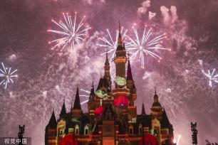 上海迪士尼乐园上演新春庆典灯光秀