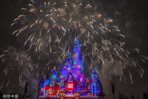 上海迪士尼乐园上演新春庆典灯光秀