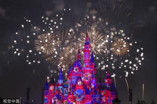 上海迪士尼乐园上演新春庆典灯光秀