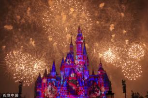 上海迪士尼乐园上演新春庆典灯光秀