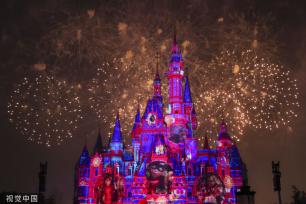 上海迪士尼乐园上演新春庆典灯光秀