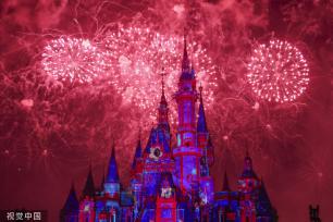 上海迪士尼乐园上演新春庆典灯光秀