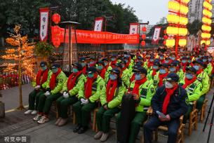 成都城市管理委员会邀请环卫工人夜游锦江