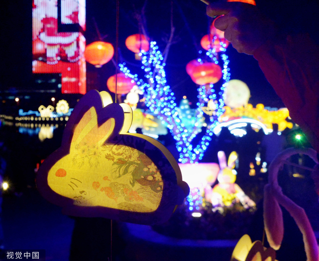 上海：春申湖畔主题灯会流光溢彩 赏灯市民纷至沓来