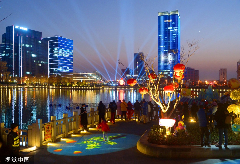 上海：春申湖畔主题灯会流光溢彩 赏灯市民纷至沓来