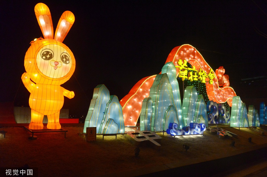 上海：春申湖畔主题灯会流光溢彩 赏灯市民纷至沓来