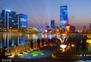 上海：春申湖畔主题灯会流光溢彩 赏灯市民纷至沓来