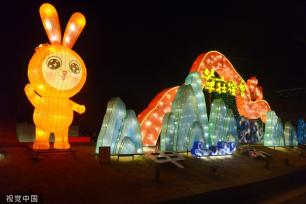 上海：春申湖畔主题灯会流光溢彩 赏灯市民纷至沓来