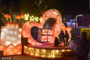 上海：春申湖畔主题灯会流光溢彩 赏灯市民纷至沓来