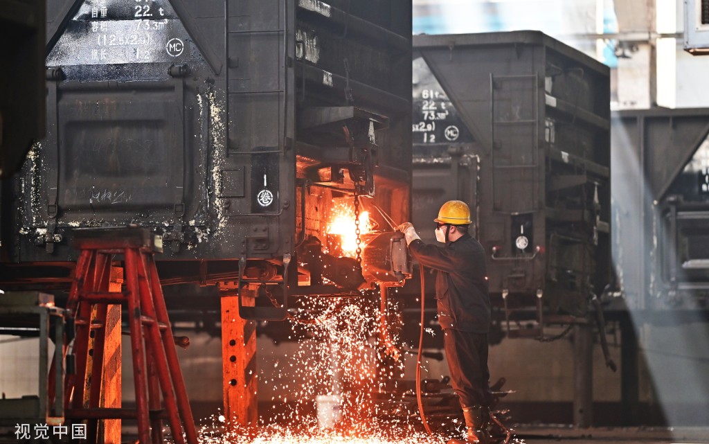 郑州：铁路工人精检细修 保障春节货物运输