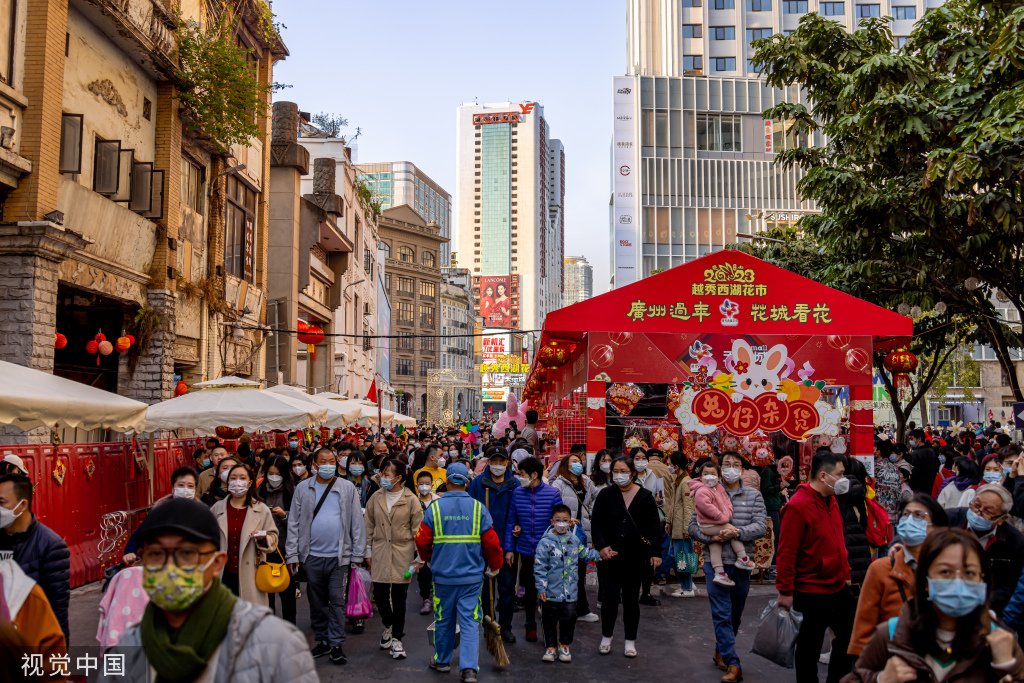 广州越秀西湖花市重启 灯光如昼人如织