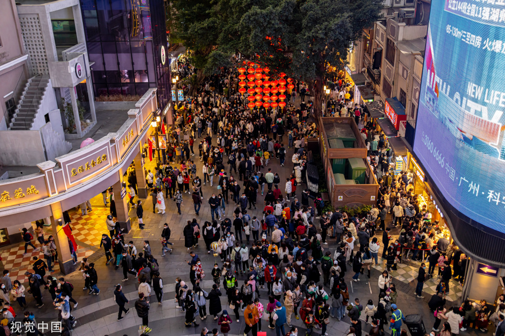 广州越秀西湖花市重启 灯光如昼人如织