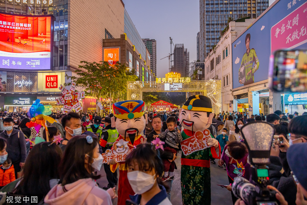 广州越秀西湖花市重启 灯光如昼人如织
