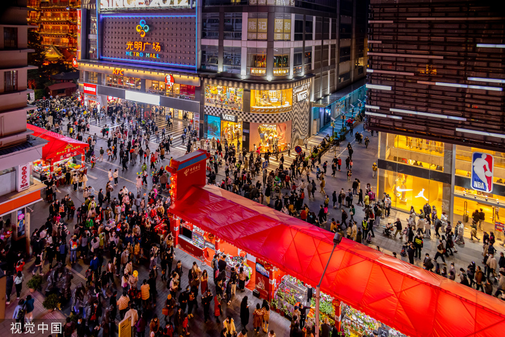 广州越秀西湖花市重启 灯光如昼人如织