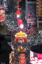 广州越秀西湖花市重启 灯光如昼人如织