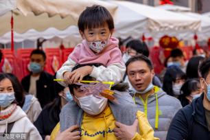 广州越秀西湖花市重启 灯光如昼人如织