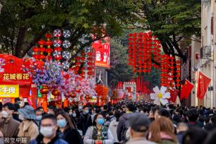 广州越秀西湖花市重启 灯光如昼人如织