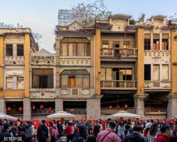 广州越秀西湖花市重启 灯光如昼人如织