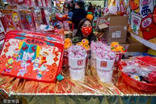 广州越秀西湖花市重启 灯光如昼人如织