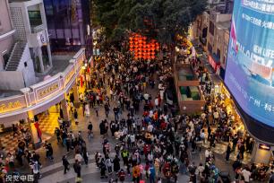 广州越秀西湖花市重启 灯光如昼人如织