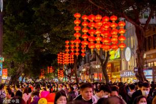 广州越秀西湖花市重启 灯光如昼人如织