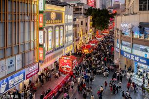 广州越秀西湖花市重启 灯光如昼人如织