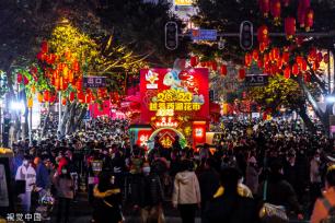 广州越秀西湖花市重启 灯光如昼人如织