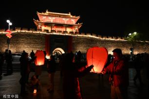 湖北襄阳：市民临汉门前放飞孔明灯 祈福新春