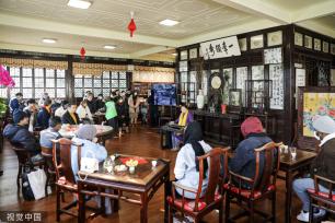 苏州：外国友人在狮子林体验苏式中国年