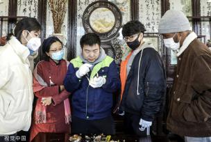 苏州：外国友人在狮子林体验苏式中国年