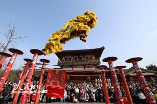 湖北襄阳：春节庙会年味浓